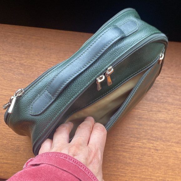 Longchamp leather toiletries & makeup bag. - Picture 7 of 16